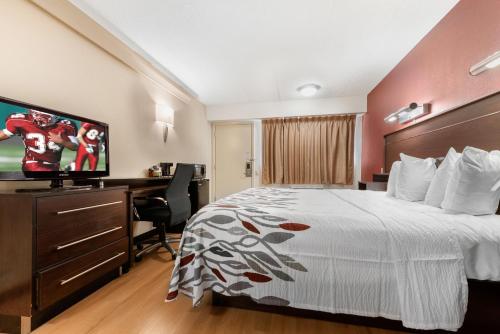 Televisyen dan/atau pusat hiburan di Red Roof Inn Lafayette - Purdue University
