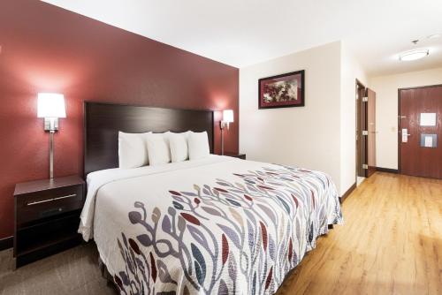 Ένα ή περισσότερα κρεβάτια σε δωμάτιο στο Red Roof Inn Auburn