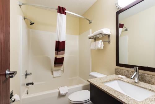 łazienka z umywalką, toaletą i wanną w obiekcie Red Roof Inn Auburn w mieście Auburn