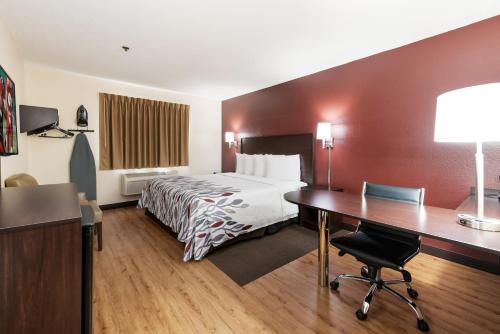 Ένα ή περισσότερα κρεβάτια σε δωμάτιο στο Red Roof Inn Auburn