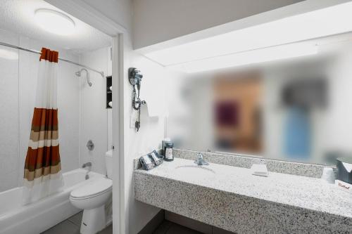 Ένα μπάνιο στο Red Roof Inn Walterboro