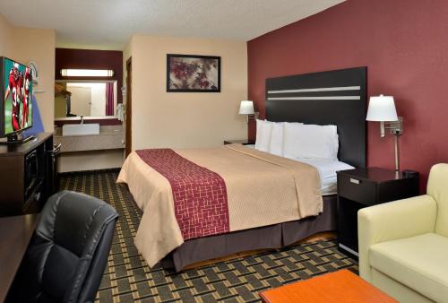 เตียงในห้องที่ Red Roof Inn Cartersville-Emerson-LakePoint North