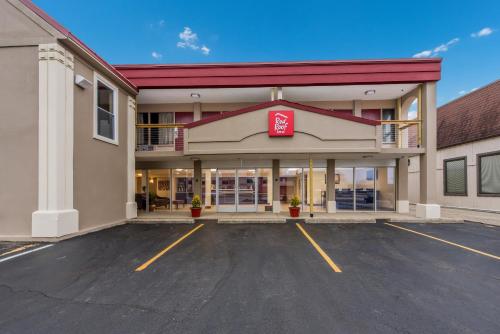 an empty parking lot in front of a hotel at Red Roof Inn Dayton - Moraine/U of Dayton in Dayton