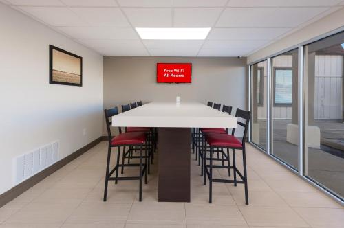 a conference room with a table and chairs at Red Roof Inn Dayton - Moraine/U of Dayton in Dayton