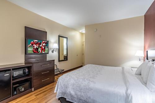 Red Roof Inn PLUS+ Austin Southにあるベッド