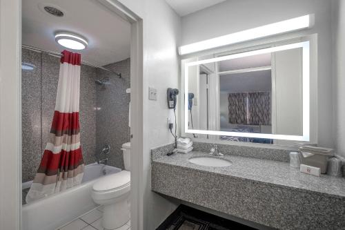 マレーにあるRed Roof Inn Murrayの洗面台、トイレ、鏡のあるバスルーム