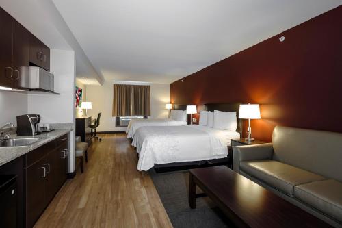 Postel nebo postele na pokoji v ubytování Red Roof Inn PLUS+ & Suites Malone