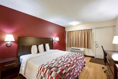 Postel nebo postele na pokoji v ubytování Red Roof Inn Grand Rapids Airport