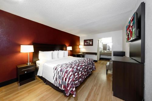 A bed or beds in a room at Red Roof Inn Atlanta - Suwanee/Mall of Georgia