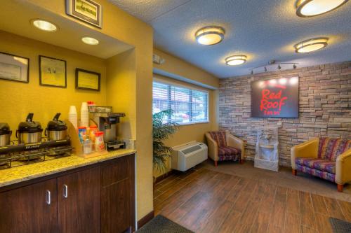 Dapur atau dapur kecil di Red Roof Inn Memphis East