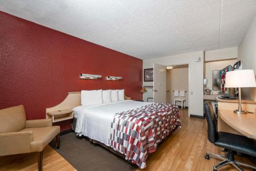 מיטה או מיטות בחדר ב-Red Roof Inn Cleveland - Mentor/ Willoughby