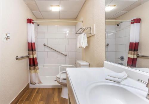 Red Roof Inn Sumterにあるバスルーム