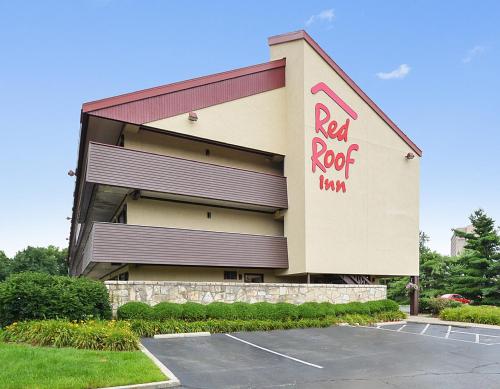 a red roof inn sign on the side of a building at Red Roof Inn Louisville Fair and Expo in Louisville