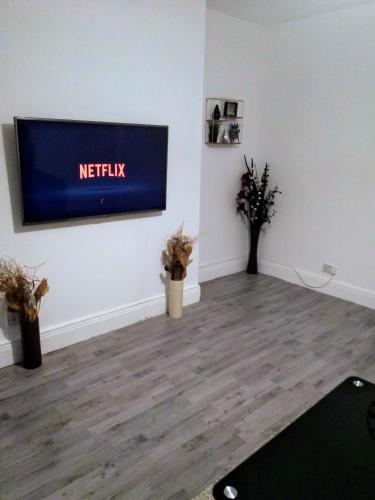 Televisyen dan/atau pusat hiburan di Seabreeze Apartment