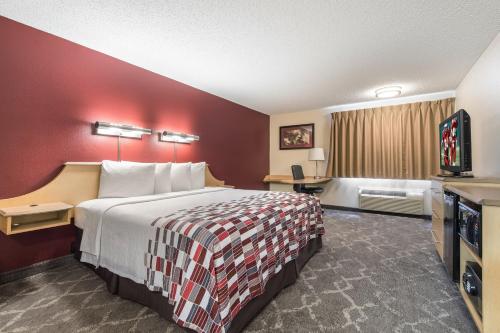 מיטה או מיטות בחדר ב-Red Roof Inn Seattle Airport - SEATAC