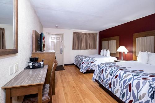 Postel nebo postele na pokoji v ubytování Red Roof Inn Neptune - Jersey Shore