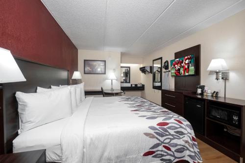 Postel nebo postele na pokoji v ubytování Red Roof Inn Champaign - University