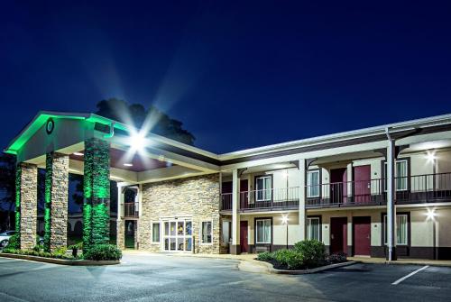 a hotel exterior at night with a light at Red Roof Inn & Suites Greenwood, SC in Greenwood