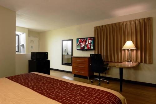 
a hotel room with a bed and a television at Red Roof Inn San Dimas - Fairplex in San Dimas

