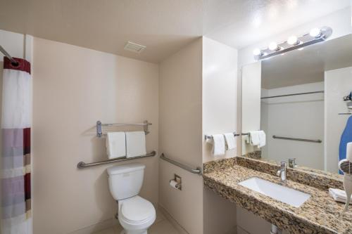 Imagen de la galería de Red Roof Inn & Suites Austin East - Manor, en Manor