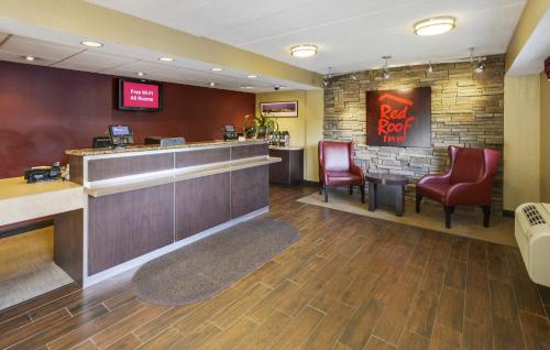 a bar at a fast food restaurant with red chairs at Red Roof Inn Richmond South in Richmond