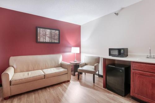 a living room with a couch and a microwave at Red Roof Inn Richmond, KY in Richmond