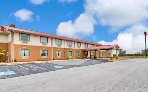 an empty parking lot in front of a building at Red Roof Inn Franklin, KY in Franklin