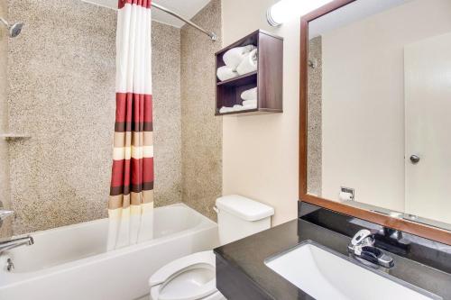 ein Badezimmer mit einem Waschbecken, einem WC und einer Badewanne in der Unterkunft Red Roof Inn Franklin, KY in Franklin