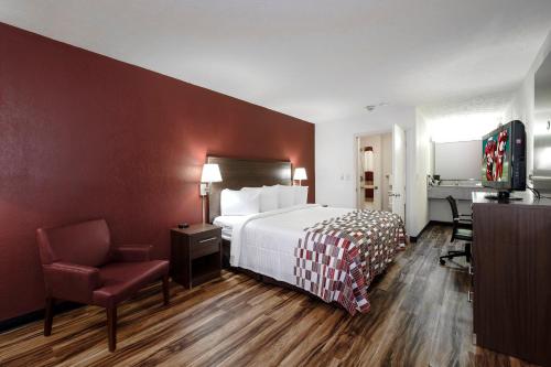 Кровать или кровати в номере Red Roof Inn Edgewood