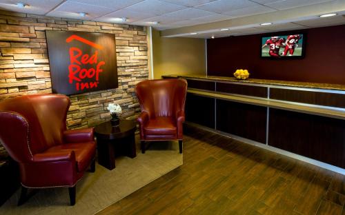a bar with two chairs and a red roof inn sign at Red Roof Inn North Charleston Coliseum in Charleston