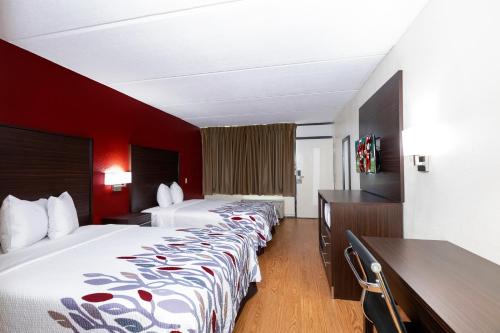 Ένα ή περισσότερα κρεβάτια σε δωμάτιο στο Red Roof Inn Kenly - I-95