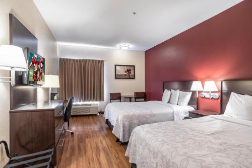 Katil atau katil-katil dalam bilik di Red Roof Inn PLUS Raleigh Downtown NCSU Conv Center