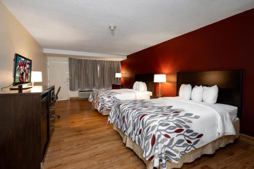 Postel nebo postele na pokoji v ubytování Red Roof Inn Marion, VA