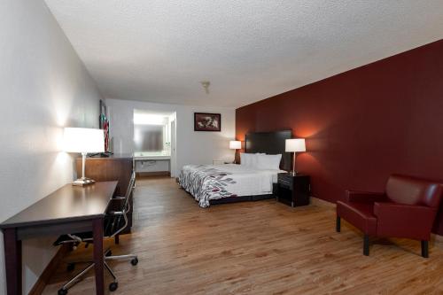 Postel nebo postele na pokoji v ubytování Red Roof Inn Marion, VA