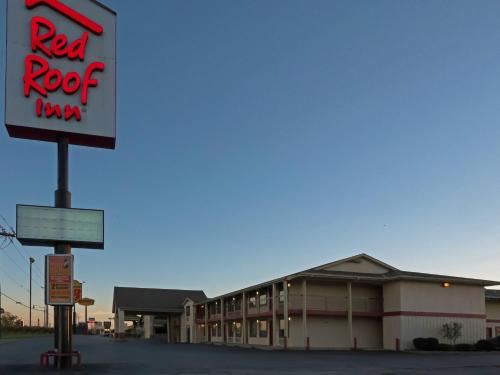 a red roof inn sign in front of a building at Red Roof Inn Oklahoma Airport I 40 W Fairgrounds in Oklahoma City