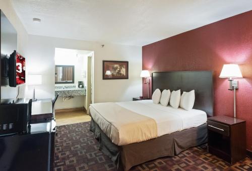 A bed or beds in a room at Red Roof Inn Oklahoma Airport I 40 W Fairgrounds