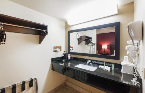 uma casa de banho com um lavatório e um espelho grande em Red Roof Inn Oklahoma Airport I 40 W Fairgrounds em Oklahoma City
