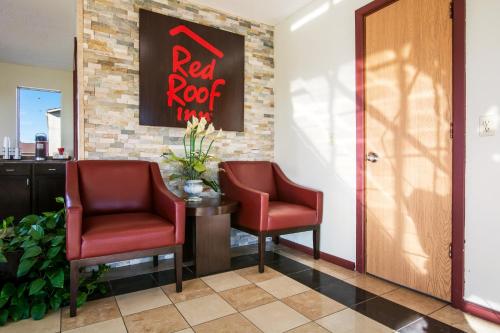 a waiting room with two chairs and a red rock sign at Red Roof Inn Vincennes in Vincennes