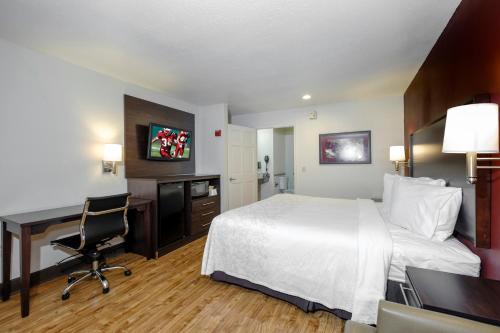 Ein Bett oder Betten in einem Zimmer der Unterkunft Red Roof Inn PLUS+ Hammond