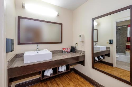 Ein Badezimmer in der Unterkunft Red Roof Inn PLUS+ Hammond