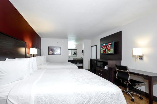 Ein Bett oder Betten in einem Zimmer der Unterkunft Red Roof Inn PLUS+ Hammond