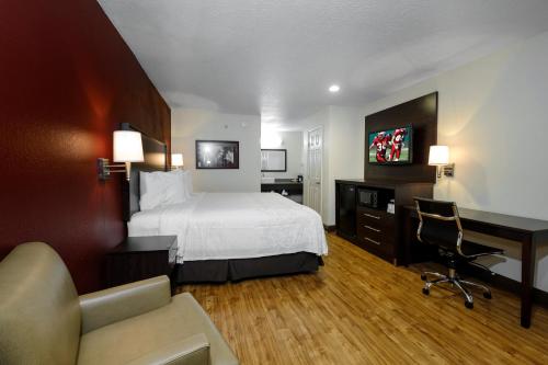 Ein Bett oder Betten in einem Zimmer der Unterkunft Red Roof Inn PLUS+ Hammond