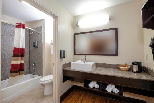 Phòng tắm tại Red Roof Inn PLUS+ Hammond