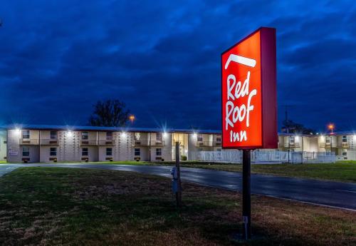 a red rock inn sign in front of a building at Red Roof Inn Richmond, IN in Richmond