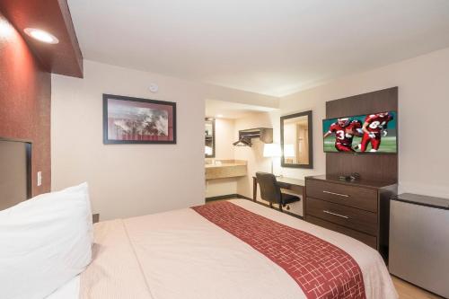 a hotel room with a bed and a desk at Red Roof Inn Wildwood – Cape May/Rio Grande in Rio Grande