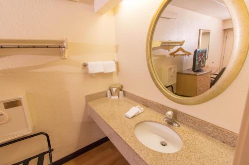 希爾頓頭島的住宿－希爾頓黑德島紅屋頂旅館，一间带水槽和镜子的浴室