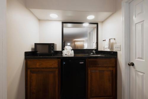 Η κουζίνα ή μικρή κουζίνα στο Red Roof Inn & Suites Calhoun