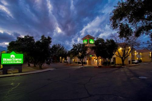 Foto dalla galleria di HomeTowne Studios by Red Roof Phoenix - Dunlap Ave a Phoenix