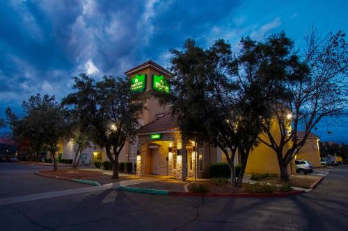 Foto dalla galleria di HomeTowne Studios by Red Roof Phoenix - Dunlap Ave a Phoenix