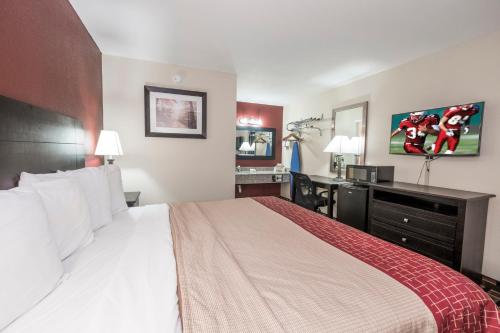 Katil atau katil-katil dalam bilik di Red Roof Inn Mobile - Midtown
